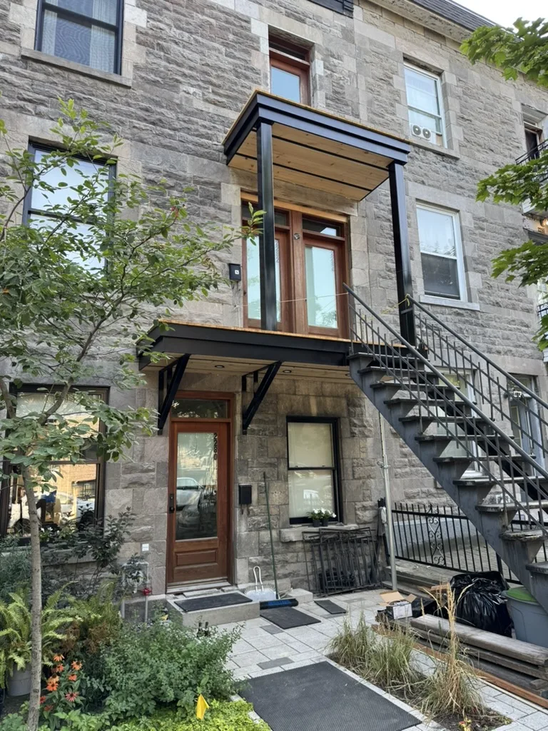 Réfection de balcons superposés
Supports en acier, structure bois et soffites avec éclairage intégré. Harmonie parfaite avec la façade en pierre du Plateau Mont-Royal.